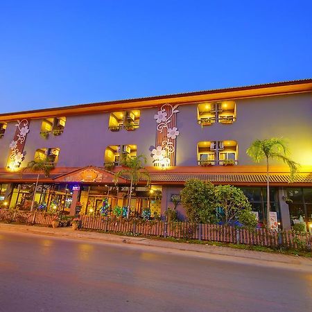 The Corner Hotel (Adults Only) Чіанграй Екстер'єр фото